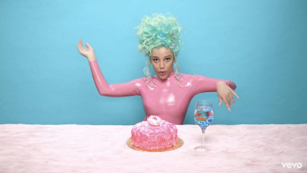 Doja cat paint the red. Doja Cat поет. Doja Cat вечеринка по случаю дня рождения. Doja Cat в надувном костюме. Doja Cat bottom.