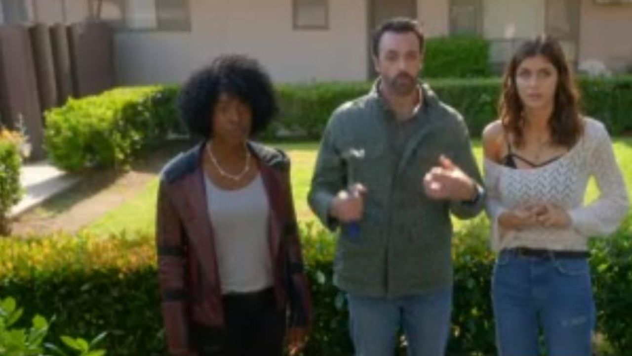 Films Et Séries Tv Avec Kirby Howell-baptiste Black and red leather jacket worn by Taylor Harding (Kirby Howell