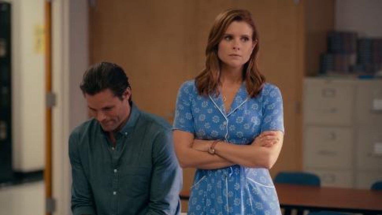 à L Ombre Des Magnolias Saison 1 Robe à fleurs portées par Maddie Townsend (JoAnna Garcia) dans Sweet