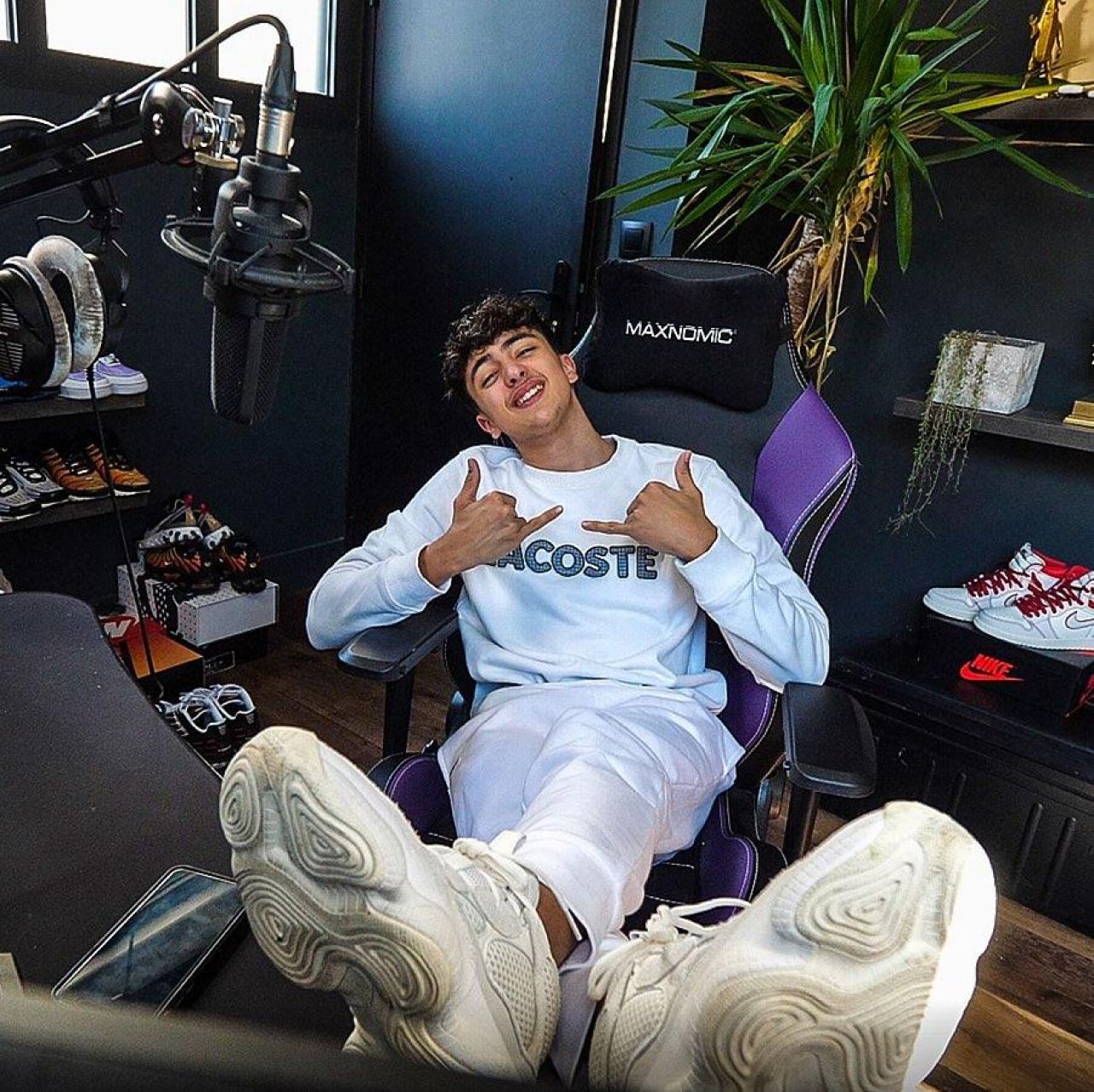 The sweater fleece Lacoste of Inoxtag on his account Instagram