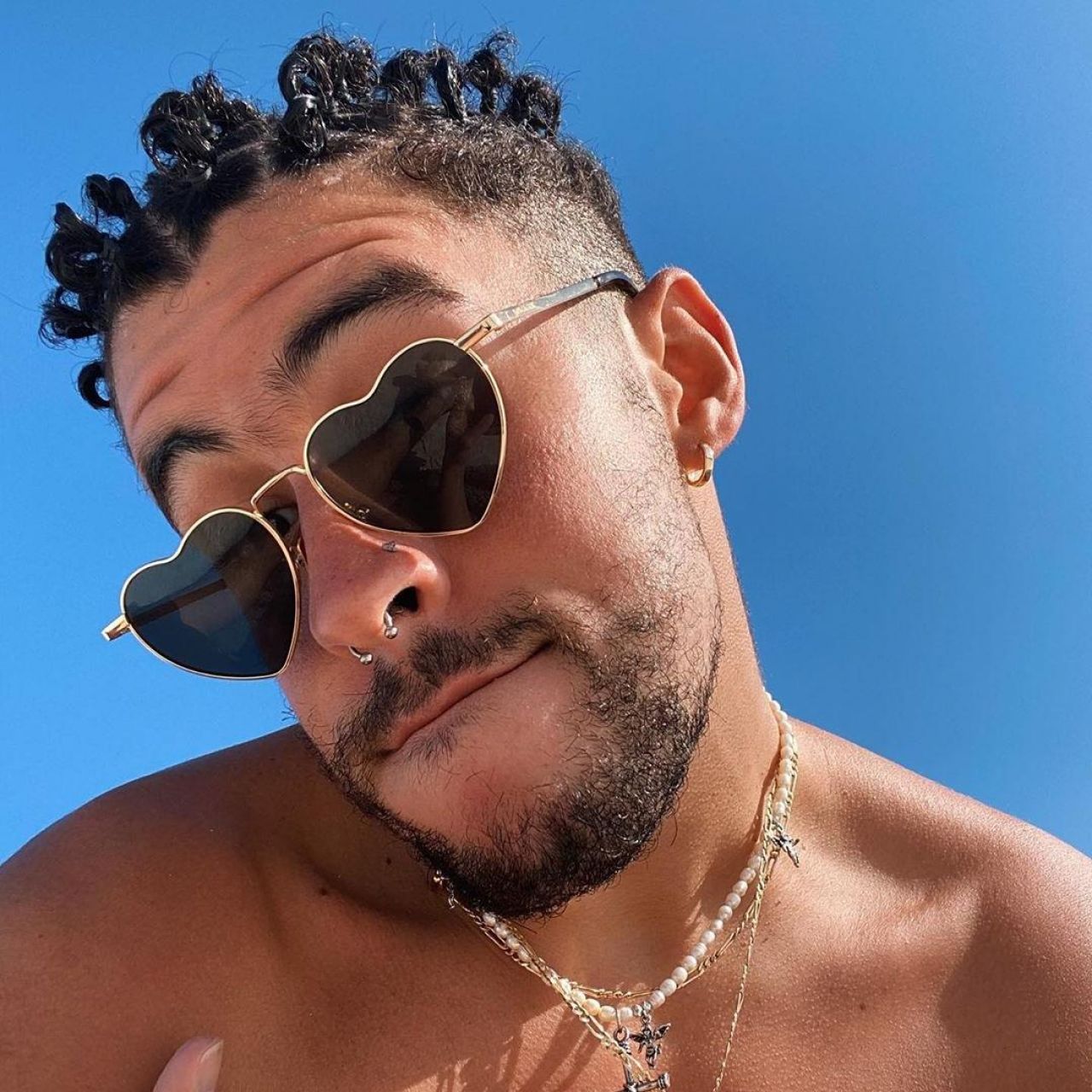 Les lunettes de soleil en forme de coeur portées par Bad Bunny sur le compt...
