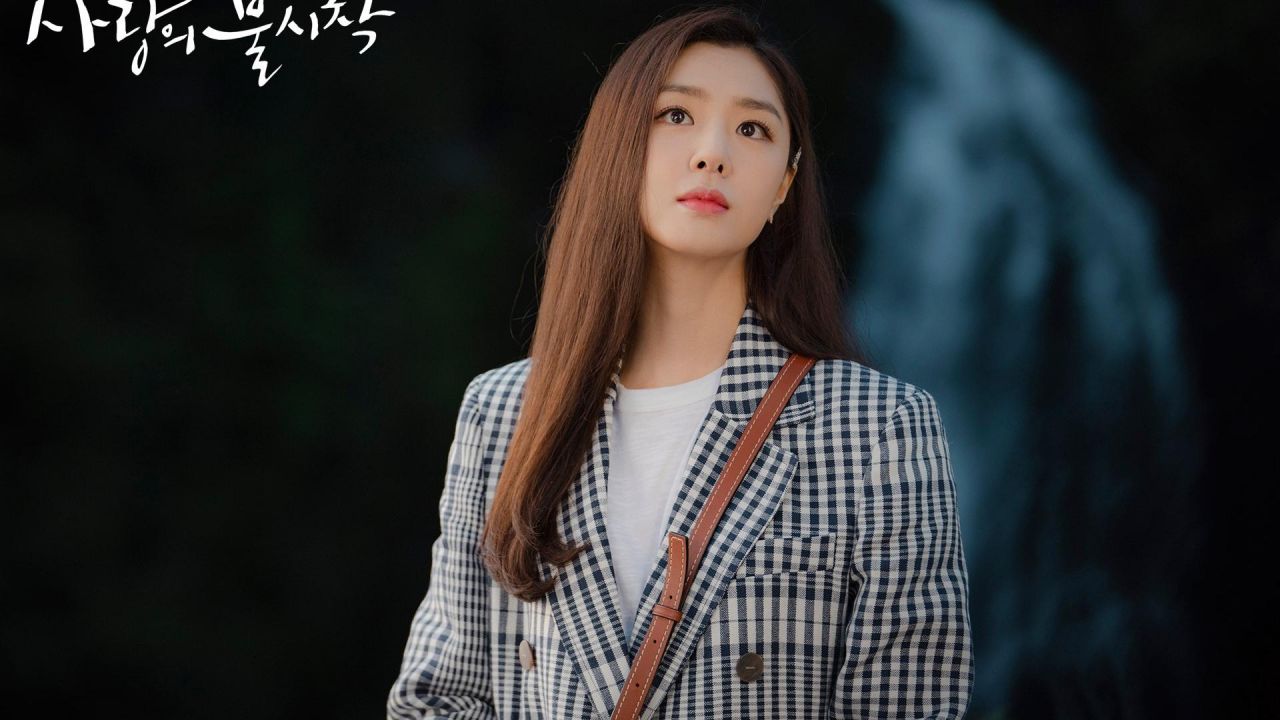 Checkered coat worn by Seo Dan (Seo Ji-hye) in Crash Landing on You (S01E04...