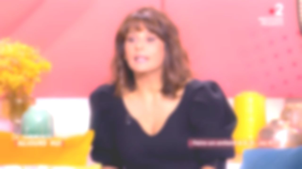 Pull Faustine Bollaert Ca Commence Aujourd'hui Le pull col V en maille mélangée Noir de Faustine Bollaert dans Ça