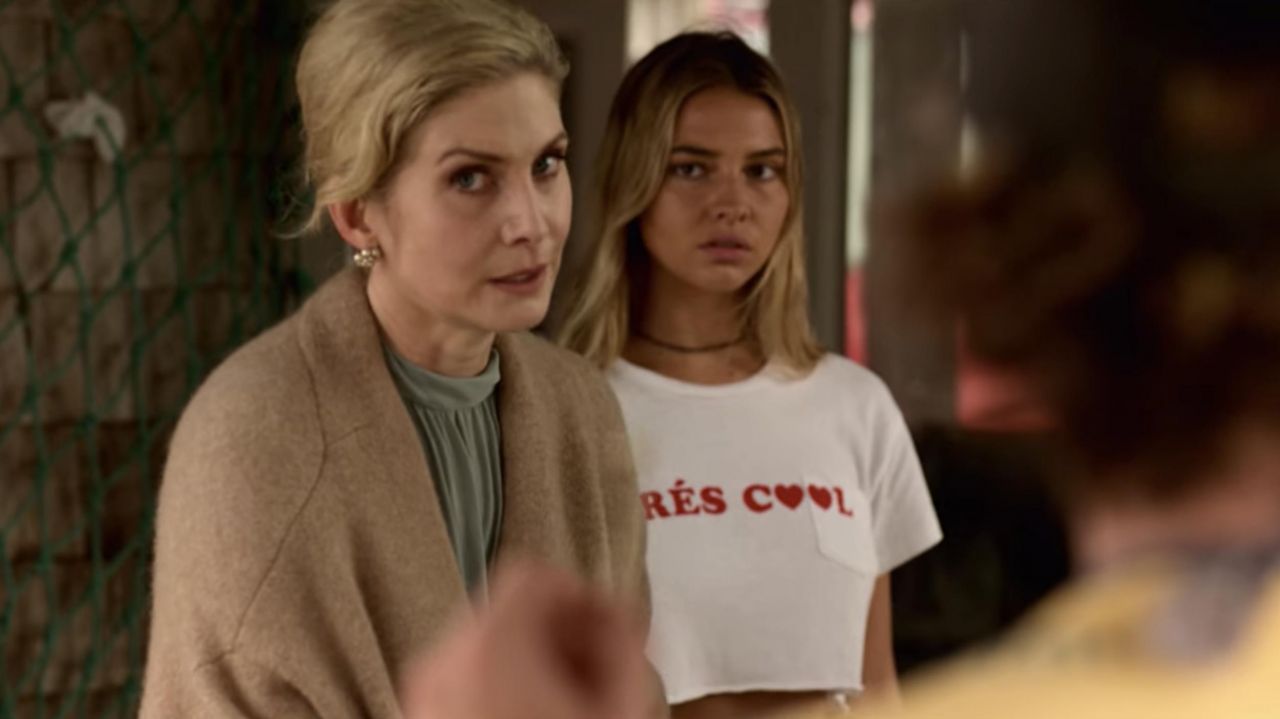 Films Et Séries Tv Avec Madelyn Cline Billabong "Tres Cool" Top worn by Sarah Cameron (Madelyn Cline) in