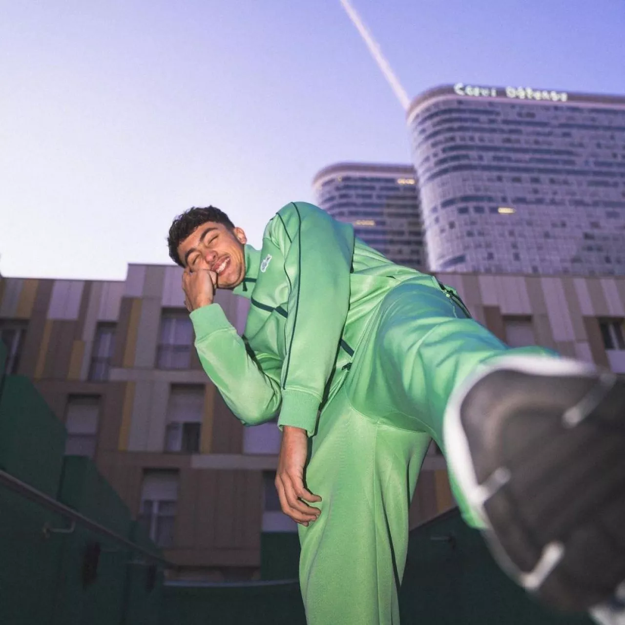 La veste Lacoste vert fluo portée par Inoxtag sur son compte Instagram ...