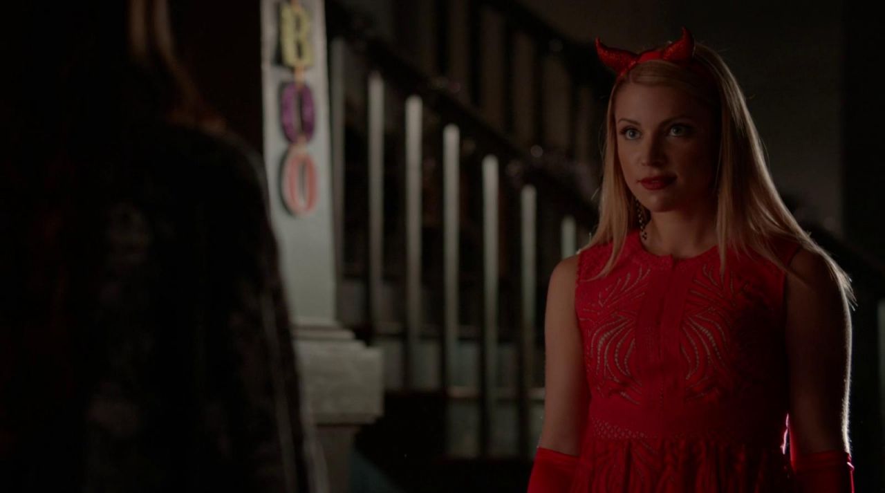 The dress BCGBGMAXAZRIA of Mary Louise in The Vampire Diaries.