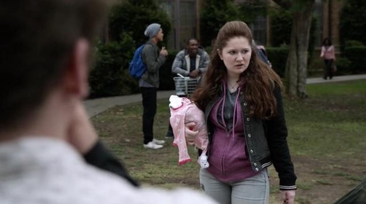 The teddy Free People Debbie Gallagher (Emma Kenney) Shameless US S06E02.