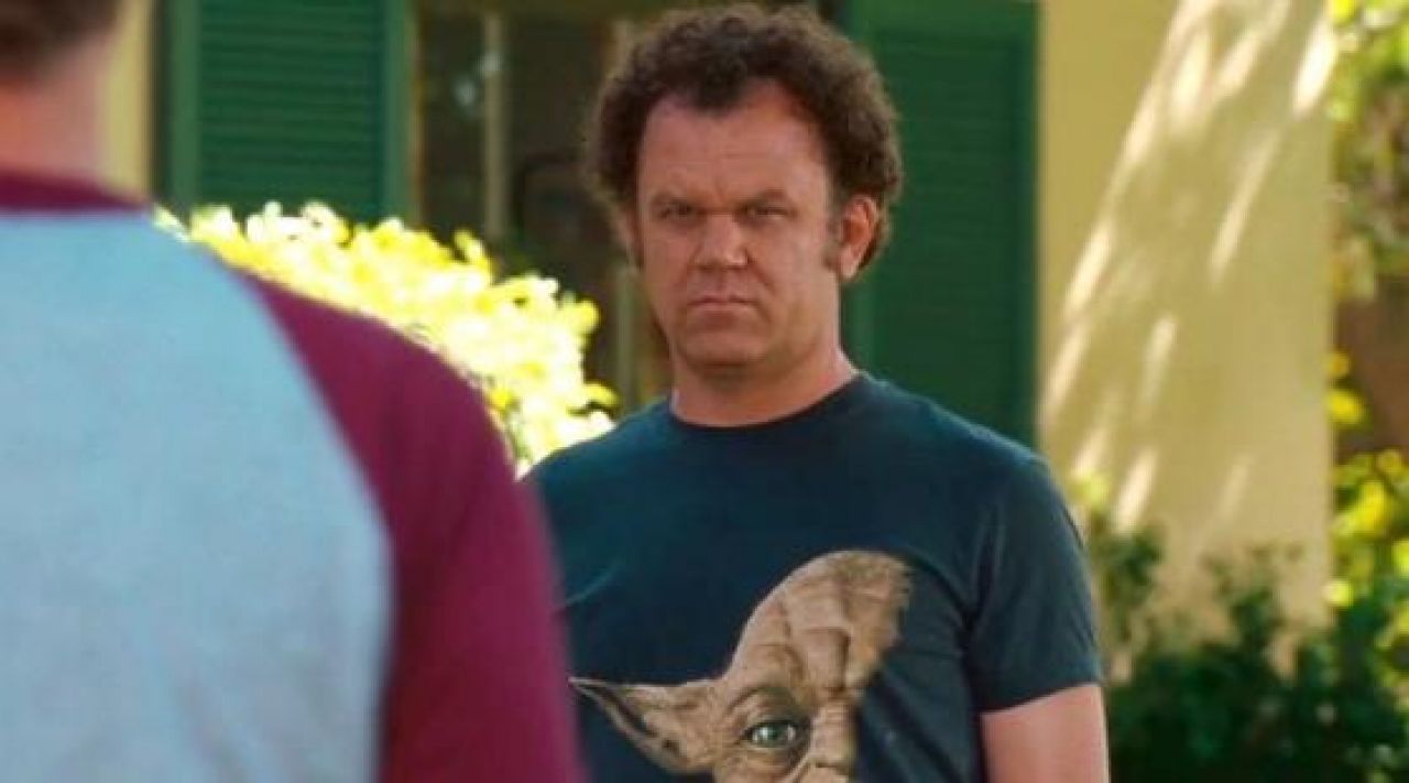 The t-shirt "Yoda" of Dale (John C. Reilly) in Brothers in spite ...