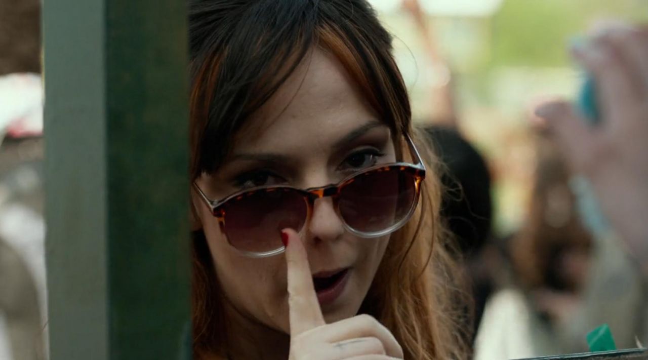 Sunglasses Sydney (Emily Meade) in Nerve.