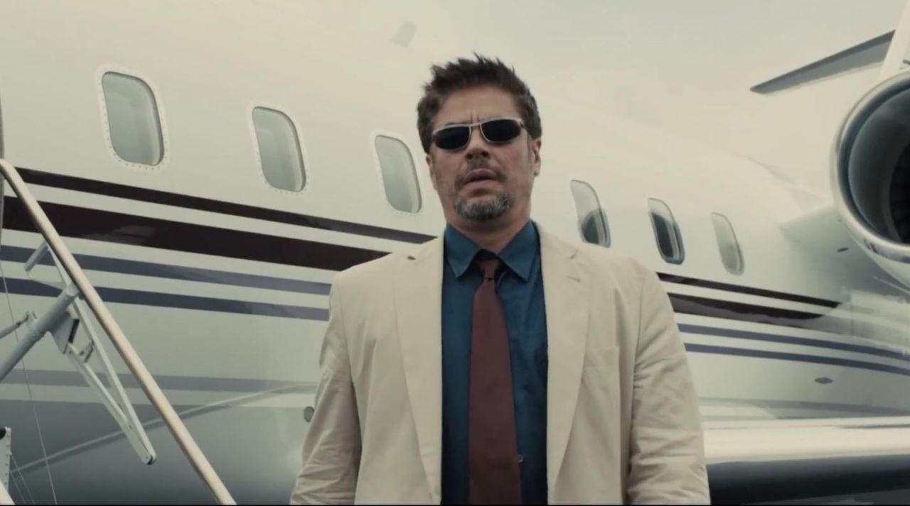 The white suit of Alejandro Gillick (Benicio del Toro in Sicario | Spotern