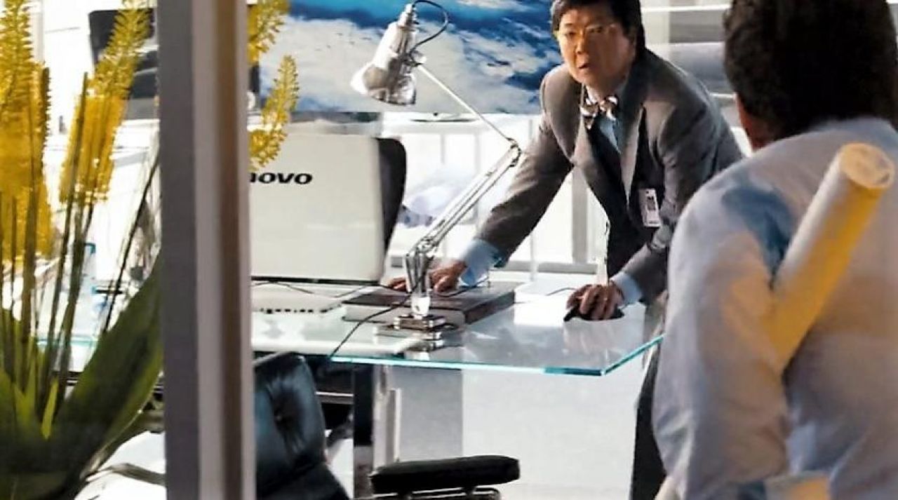 La lampe de bureau de Jerry Wang (Ken Jeong) dans Transformers 3 Spotern