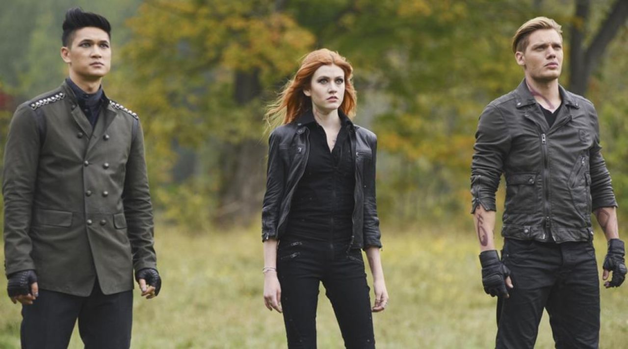 охотники выход серий. охотники сериал 1 сезон. сумеречные охотники сериал 2016–2019.