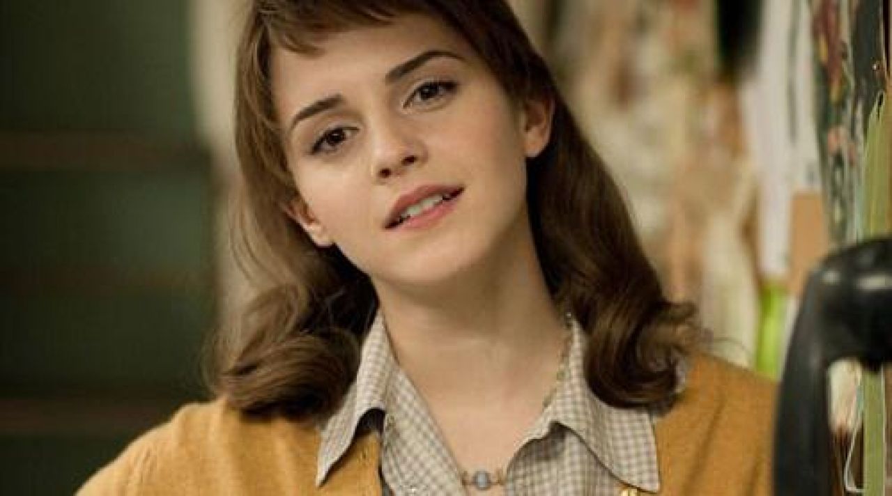 The plaid shirt of Lucy (Emma Watson) in ' My Week With Marilyn | Spotern