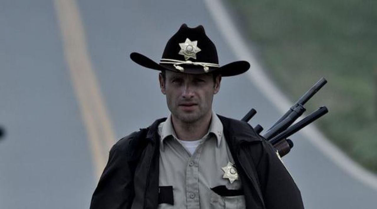 The knot of the hat Rick Grimes (Andrew Lincoln) in The Walking Dead ...