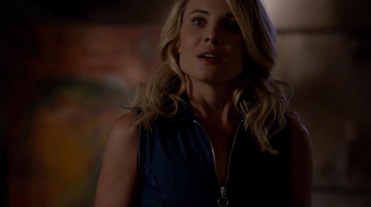 The dress Denim Camille O'connell (Leah Pipes) in The Origin