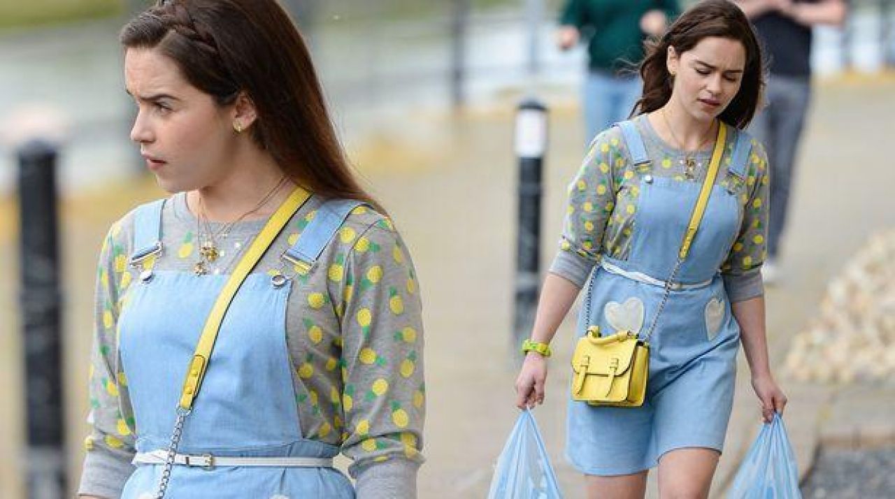 The dress overalls blue Lou Clark (Emilia Clarke) in Before you 