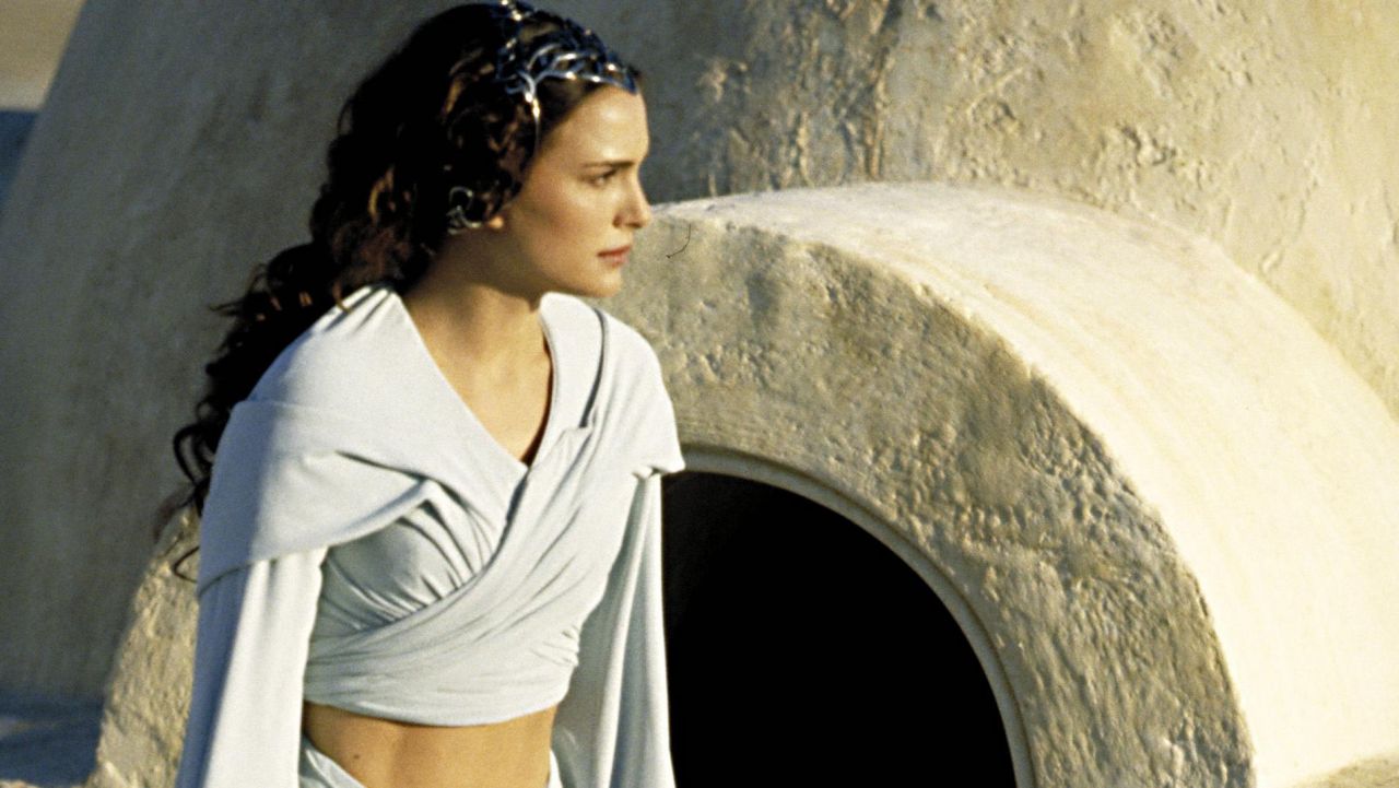 The replica of the white costume of Padme Amidala (Natalie Portman) in ... Star Wars Revenge Of The Sith Padme