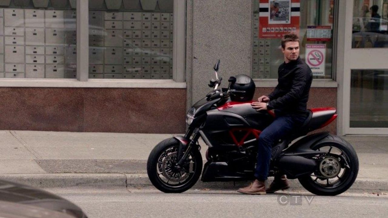 The moto Ducati Diavel de Green Arrow / Oliver Queen (Stephen Amell) in ...