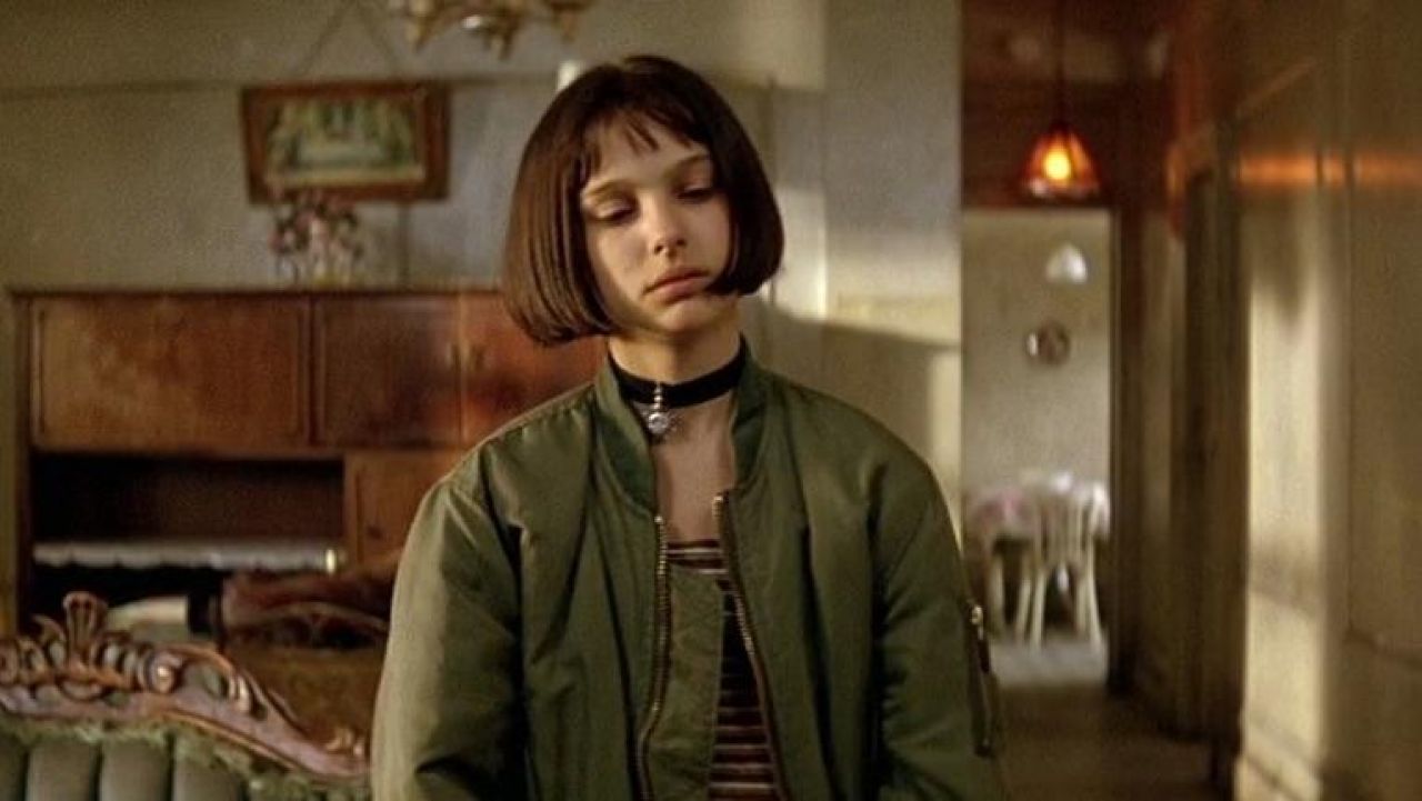 the black necklace with a sun and Mathilda (Natalie Portman) in Léon.