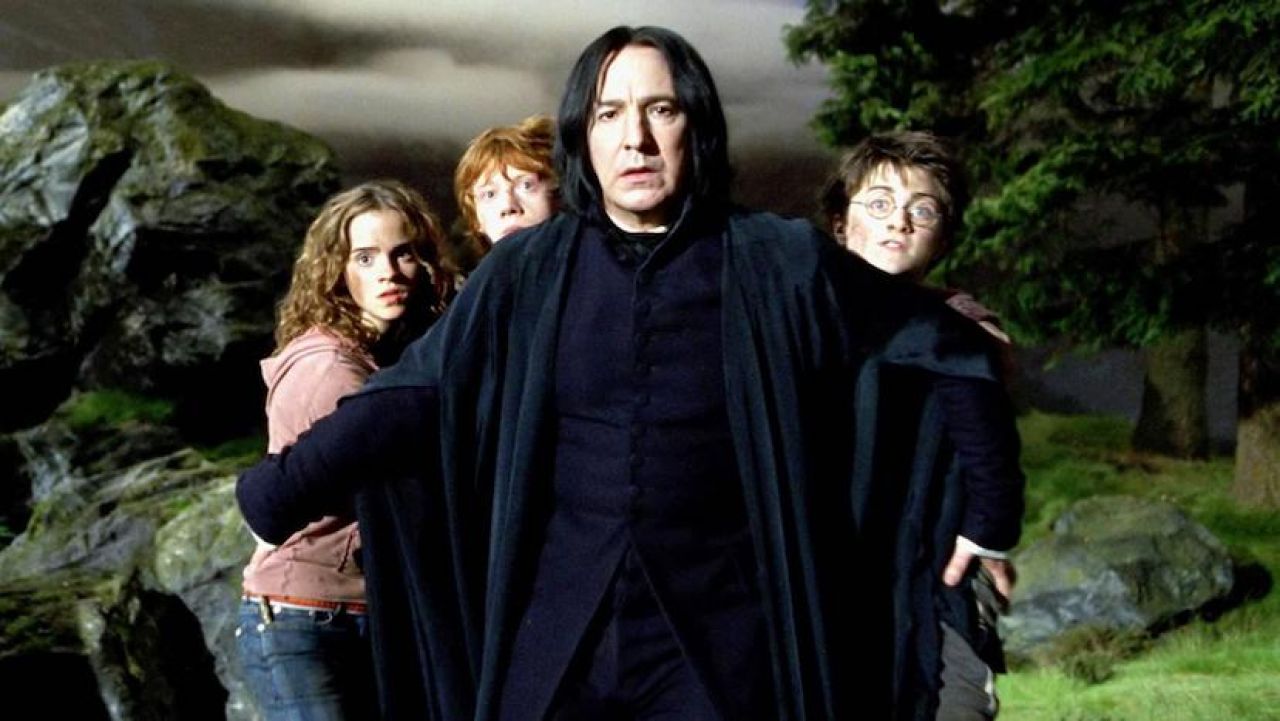 Pourquoi Rogue Est Le Prince De Sang Mélé Le robe de sorcier de Severus Rogue (Alan Rickman) dans Harry Potter et