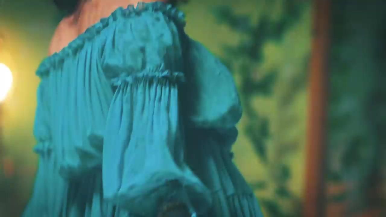 La robe Alberta Ferretti de Rihanna dans le clip Wild Thougts de DJ Khaled.