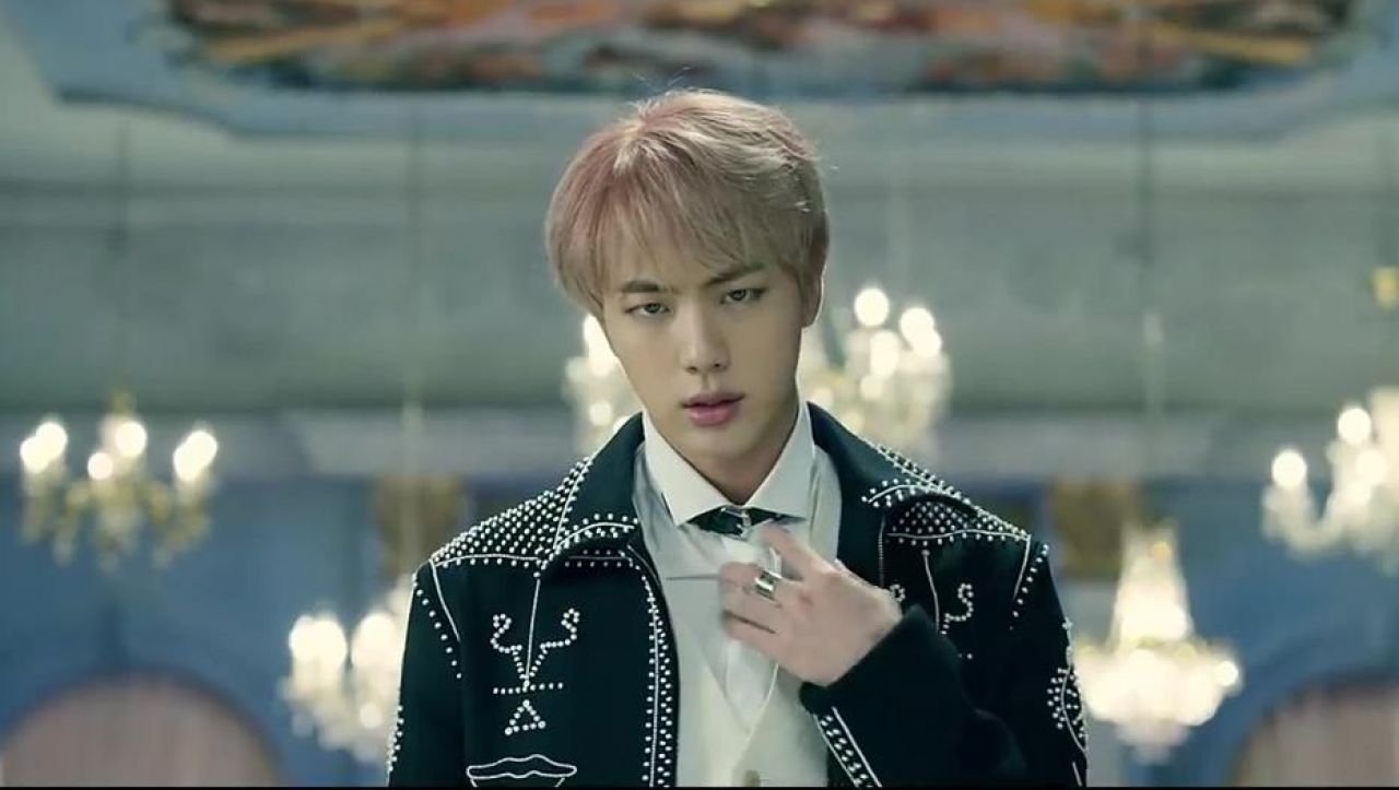 La veste Valentino de Jin dans le clip Blood Sweat & tears de BTS | Spotern