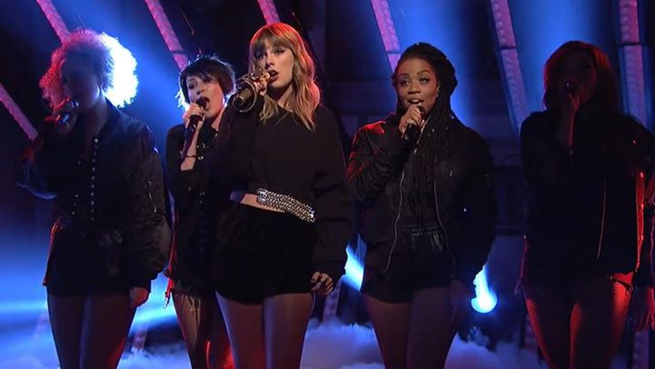 Le short en velour Raquel Allegra de Taylor Swift pour le live de Ready For It sur Saturday Night Live