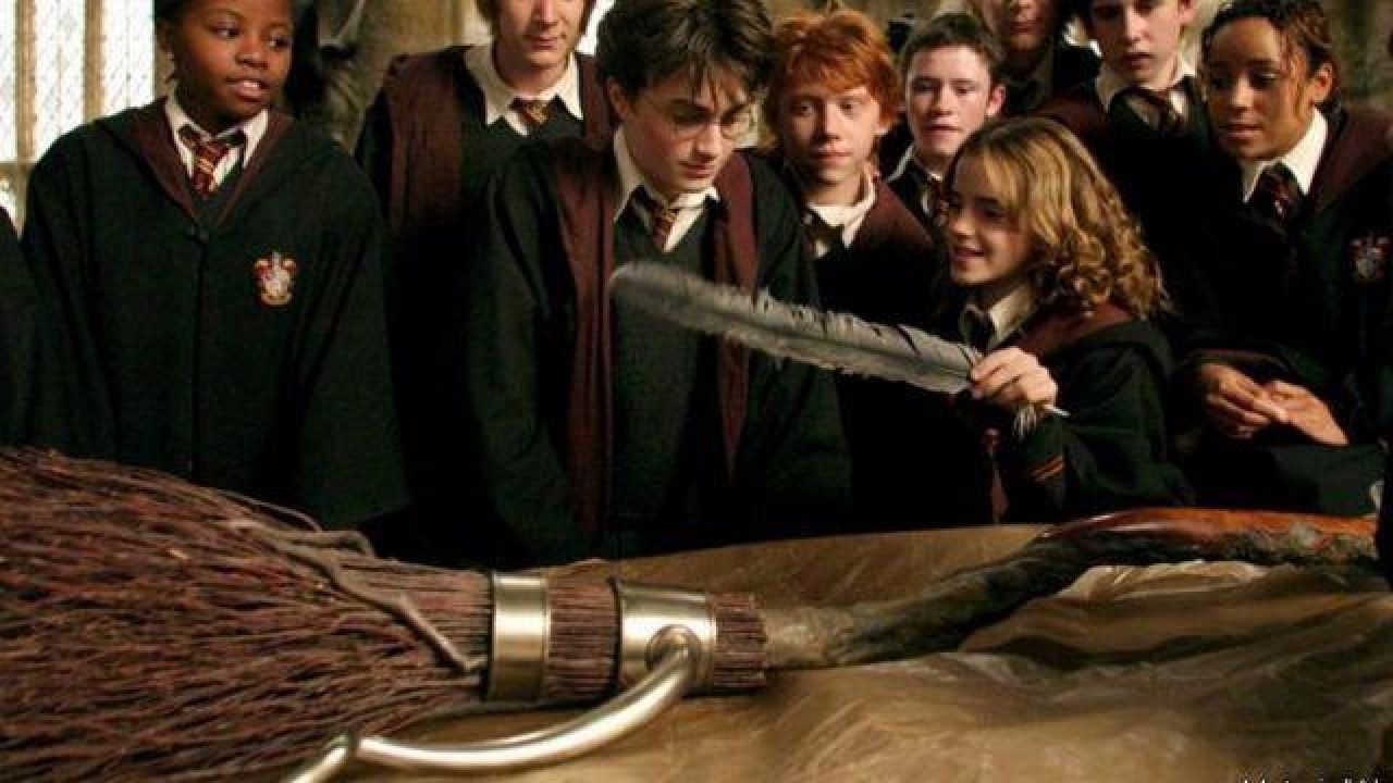 Le balai Éclair de Feu d'Harry Potter (Daniel Radcliffe) dans Harry Potter et la Coupe de Feu Le balai Éclair de Feu d'Harry Potter (Daniel Radcliffe) dans Harry Potter et la Coupe de Feu