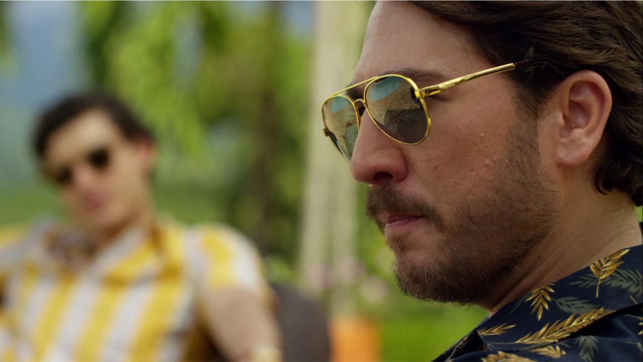 Sunglasses vintage Pacho Herrera (Alberto Ammann) in Narcos Spotern