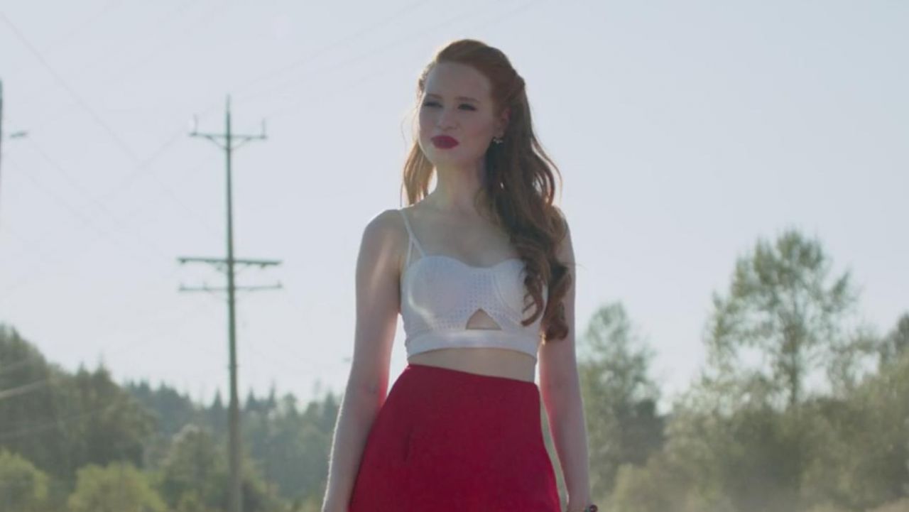 Madelaine Petsch Films Et Programmes Tv Le top blanc de Cheryl Blossom (Madelaine Petsch) dans Riverdale S02E06