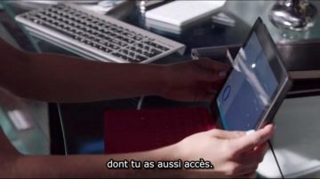 The Microsoft tablet-Surface of Felicity Smoak (Emily Bett Rickards) in Arrow S02E02