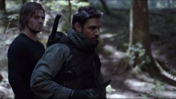 El militar de Slade Keffieh (Manu Benett) en Arrow