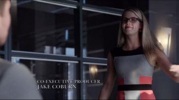 La robe French Connection de Felicity Smoak dans Arrow
