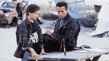 The t-shirt Public Enemy John Connor (Edward Furlong) in Terminator 2 : judgment day