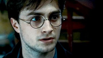 Eyeglasses round Harry Potter (Daniel Radcliffe) in Harry Potter and the order of the phenix