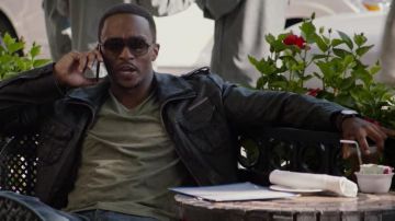 The leather jacket of Sam Wilson (Anthony Mackie) in Captain America : The soldier winter