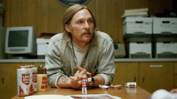 The mug "Big Hug Mug" of Rust Cohle (Matthew McConaughey) in True Detective S01E01