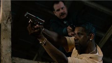 Bobby's (Denzel Washington) Gold Rolex Watch en 2 armas
