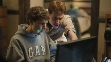Le sweatshirt à capuche gris GAP de Mark Zuckerberg (Jessie Eisenberg) dans The Social Network