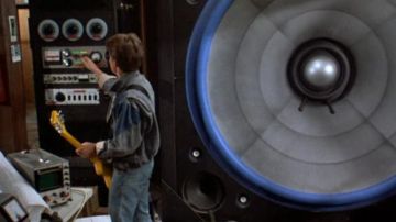 La mini guitare jaune de Mary McFly (Michael J. Fox) au début de Retour vers le futur I