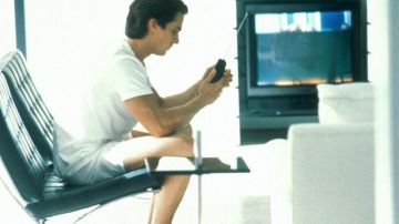 Les fauteuils Knoll Barcelona noirs chez Patrick Bateman (Christian Bale) dans American Psycho