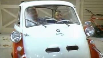 La voiture BMW Isetta de Steve Urkel (Ja­leel White) dans la série La Vie de Famille (Saison 6 Episode 9)