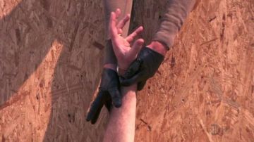 The leather gloves black worn by Dexter Morgan (Michael C. Hall) in Dexter S04E08