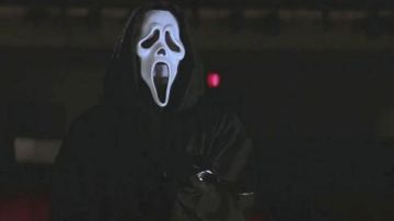 Le masque fantôme à bouche béante du tueur dans Scream