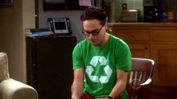 le t-shirt recyclage de Leonard Hofstadter (Johnny Galecki) dans The Big Bang Theory S04E08