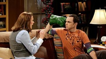 Les mains de HULK de Sheldon Cooper (Jim Parsons) dans The Big Bang Theory S01E01