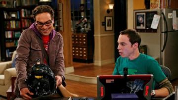 The box of cookies Batman in ' The Big Bang Theory S01E01