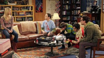 Les chaussures Ugg de Penny (Kaley Cuoco) dans The Big Bang Theory S02E17