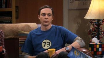 Le T-Shirt "73" de Sheldon Cooper (Jim Parsons) dans The Big Bang Theory S01E01
