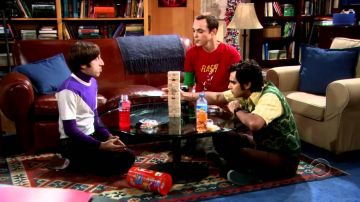 Le jeu de société Jenga classique dans The Big Bang Theory S01E01